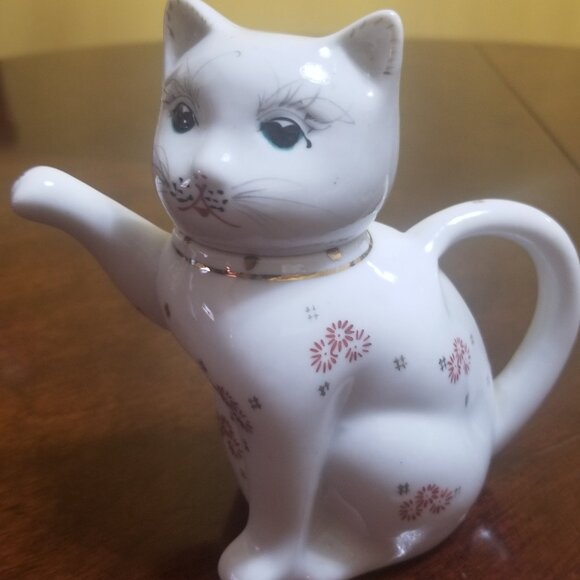 Vintage TEAPOT LUCKY KITTY porcelain white w flowers - Picture 1 of 8